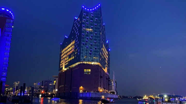 Galerie-Bild 2: Blick auf die Elbphilharmonie, die in blauem Licht erscheint