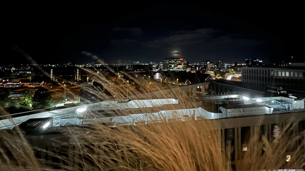 Blick von der Dachterrasse der Villa Viva bei Nacht