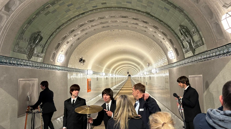Blick in die westliche Röhre des Alten Elbtunnels mit Beatles Coverband