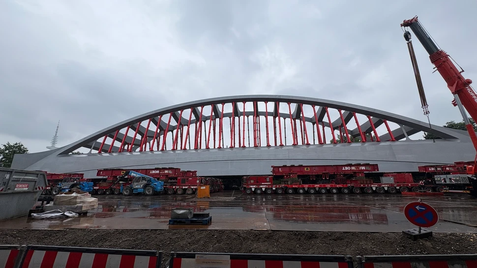 Neue Sternbrücke auf dem Schwerlasttransporter