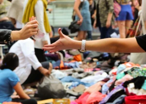 Bezahlung mit Bargeld an einem Flohmarkt-Stand