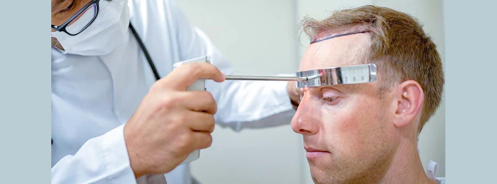 Arzt während einer Haartransplantation, © Hermest Hair Clinic