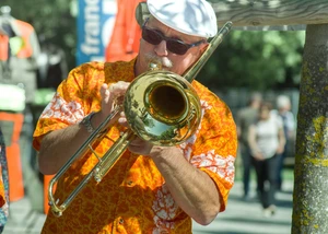 Musiker im bunten Hemd spielt Trompete