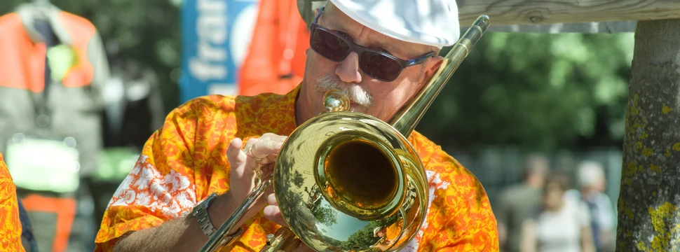Musiker im bunten Hemd spielt Trompete