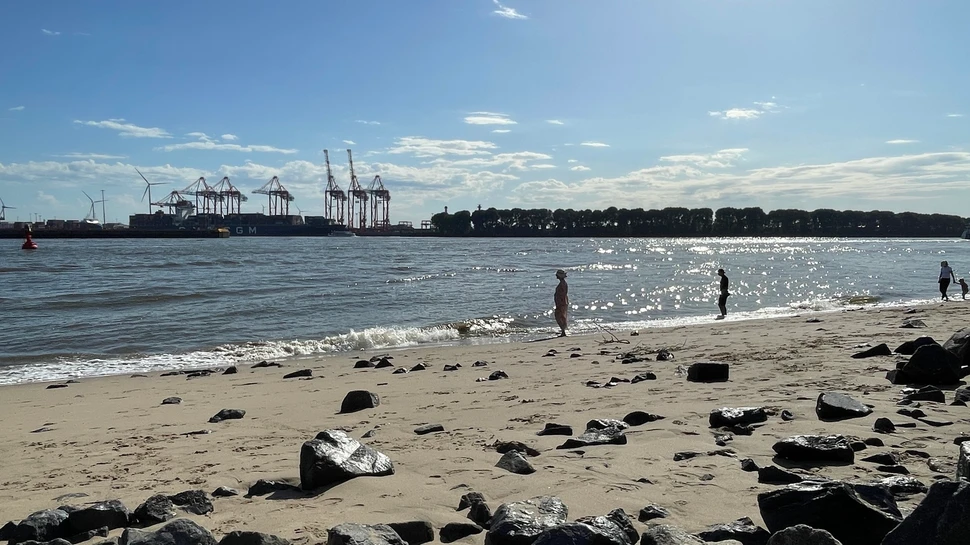 Elbstrand in Oevelgönne mit Hafenkränen im Hintergrund
