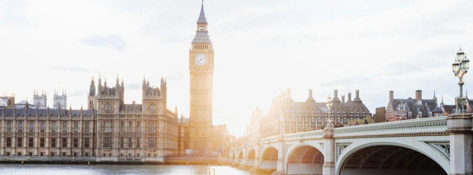 Parlamentsgebäude mit Big Ben in London, © unsplash.de / Hugo Sousa