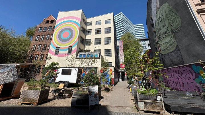 Galerie-Bild 3: Kontraste, die funktionieren: Luxus-Shopping am Neuen Wall trifft auf alternative Kultur im Gängeviertel, Geschäftigkeit auf Parkidylle