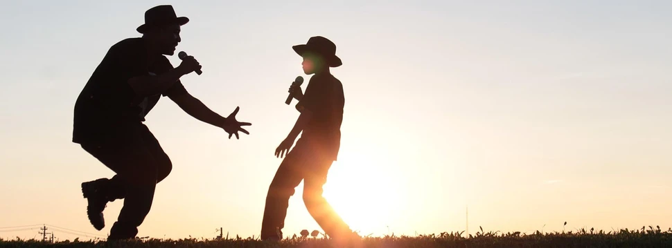 Vater und Sohn singen und tanzen gemeinsam, © Dawnyell Reese f / Pixabay