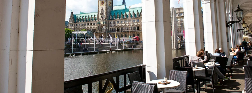 Kaffee draußen genießen bei den Alsterarkaden mit Blick auf das Hamburger Rathaus