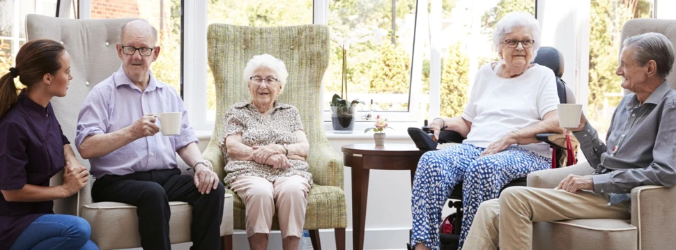 Gespräch mit Betreuerin in der Lounge eines Seniorenheims, © iStock.com/monkeybusinessimages