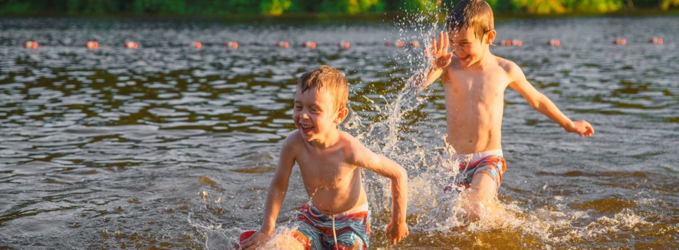 Kinder baden im See, © EvgeniiAnd / iStock.com