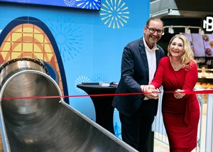 Karsten Bärschneider, Center Manager Europa Passage und Sandra Quadflieg eröffnen Riesenrutsche