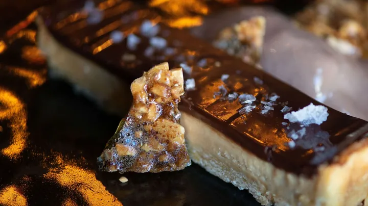 Galerie-Bild 2: schwarzer Teller mit aufwendig dekoriertem Gericht