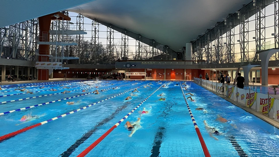 Schwimmer ziehen im Schwimmbecken ihre Bahnen in der Alsterschwimmhalle