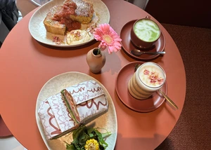 French Toast, ein Sandwich, Earl Grey Matcha Latte und Vanilla Rose Latte