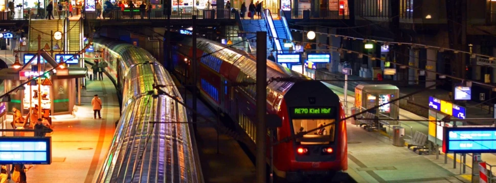 Hamburger Hauptbahnhof bei Nacht, © Claudia Peters auf Pixabay