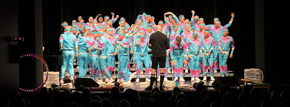 Männer in Sportoutfits auf der Bühne des Ohnsorg Theaters
