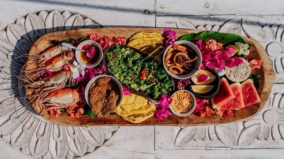 Eine Platte mit verschiedenen Gerichten afrikanischer Küche