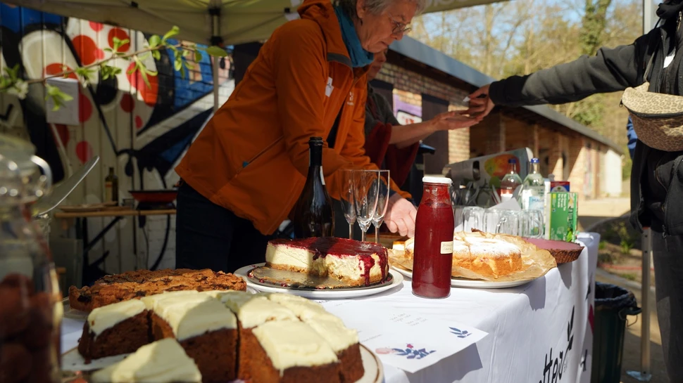 Kuchenverkauf auf dem Fest "Komm' Heckenkieken"