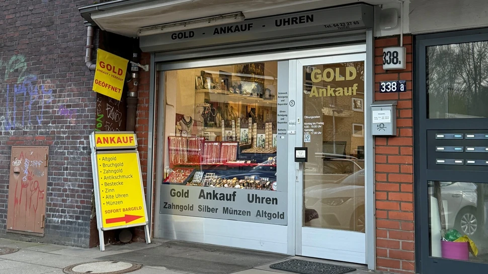 Verschiedene goldene Schmuckstücke liegen in einer Auslage
