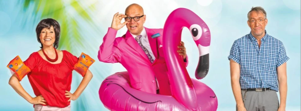 Drei Theaterschauspieler mit Urlaubsutensilien vor tropischer Kulisse für die Revue "Tschüssikowski".