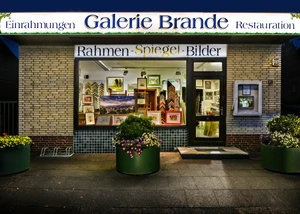 Die Galerie Brande in Halstenbek bei Hamburg bietet individuelle Einrahmung von Bildern und fachgerechte Restaurierung von Ölgemälden. Fassade der Galerei Brande im Dunkeln