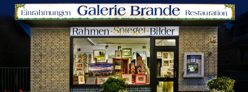 Fassade der Galerei Brande im Dunkeln