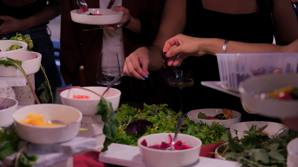 Menschen probieren Köstlichkeiten bei einem Food Festival