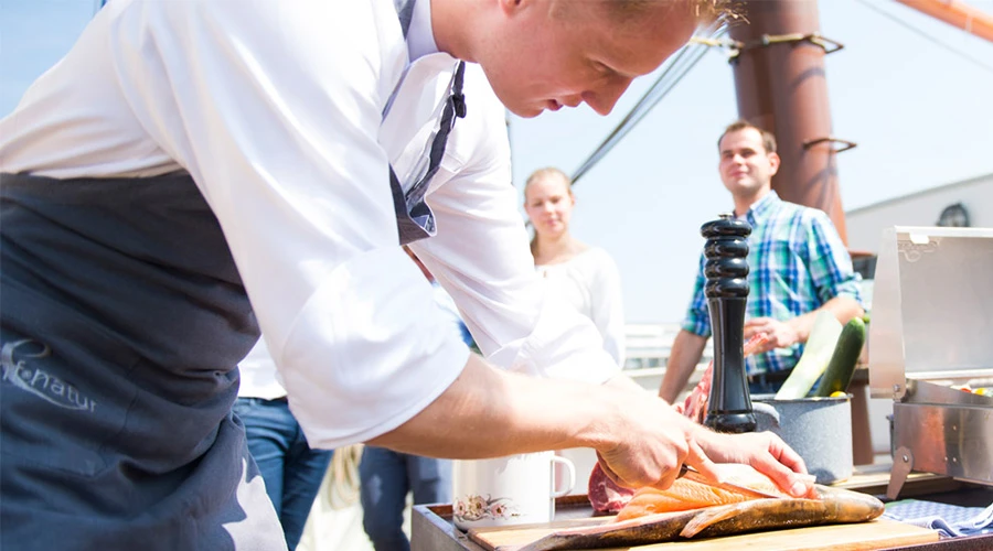Barbecue-Segeltörn auf der Elbe in Hamburg Barbecue-Segeltörn auf der Elbe in Hamburg