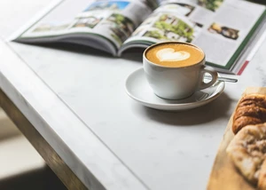 Kaffeetasse auf dem Frühstückstisch