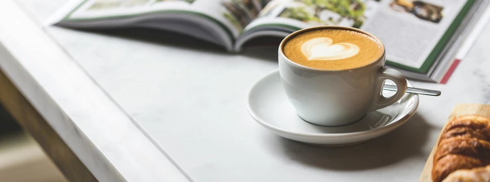 Kaffeetasse auf dem Frühstückstisch