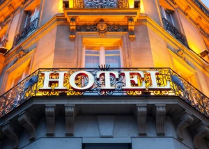 Fassade eines Hauses mit dem Schriftzug HOTEL