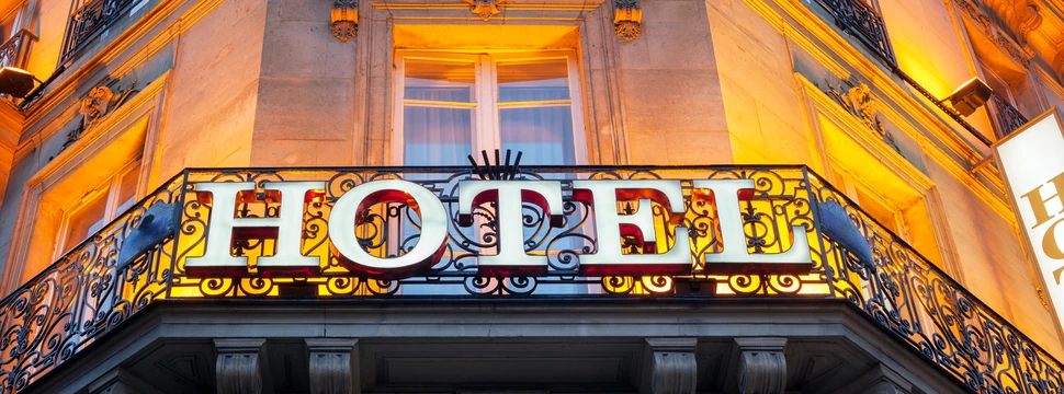 Fassade eines Hauses mit dem Schriftzug HOTEL