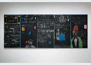 Hamedine Kane, »Tableau d'ecolier«, 2024, Kreide auf Blackboard (5 Tafeln), je 100 x 60 cm