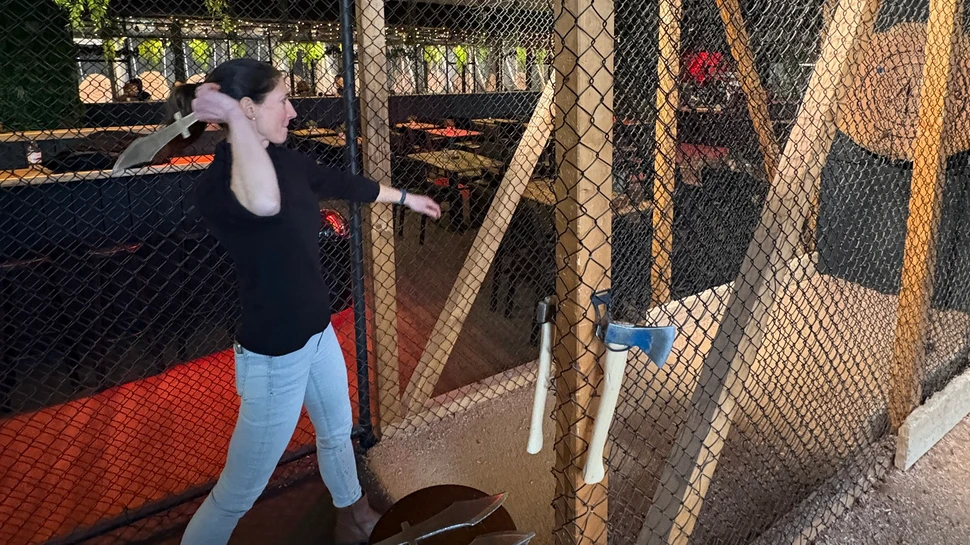 Messerwerferin in Action