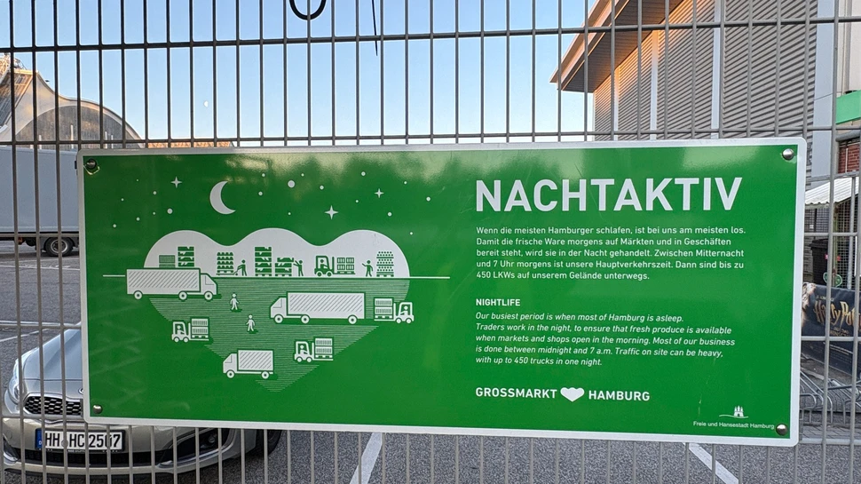 Hinweisschild auf Nachtaktivität am Zaun zum Hamburger Großmarkt
