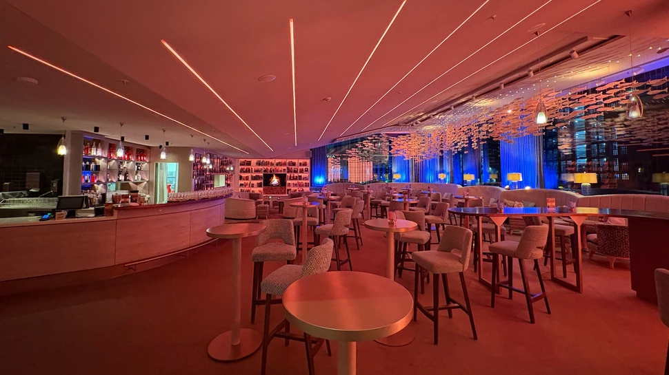 Lounge mit Stühlen Tischen und Bar der ASTOR FilmLounge HafenCity