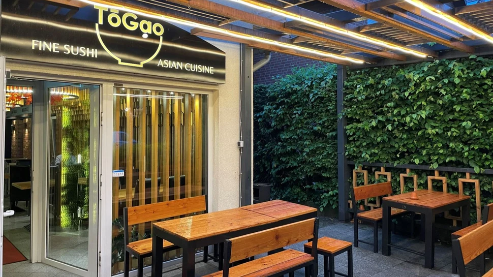 To Gao Terrasse mit Holzbänken