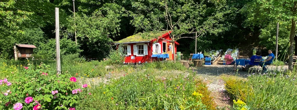 NABU Naturgarten in Winterhude Blick in den NABU- Naturgarten mit Häuschen in Winterhude