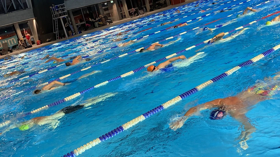 Schwimmer in der Alsterschwimmhalle