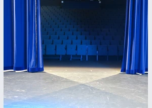 First Stage Theater - Bühne