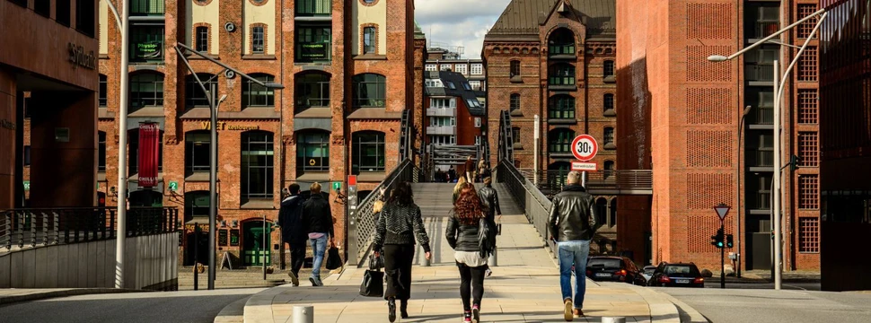 mehrere Personen gehen in der Hamburger Speicherstadt spazieren