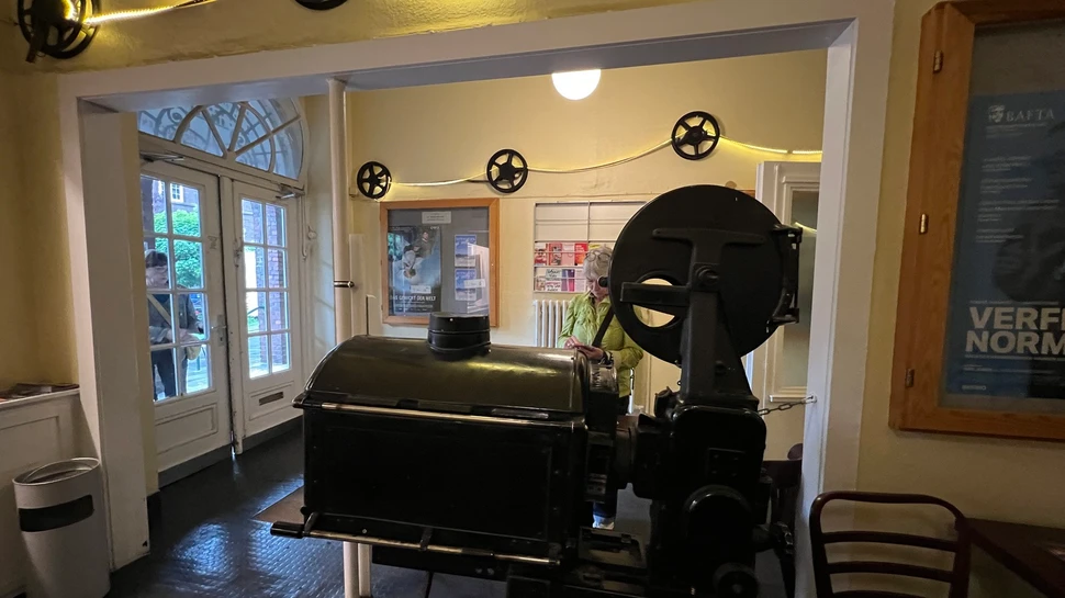 Kinovorraum mit altem Filmprojektor im Magazin Kino