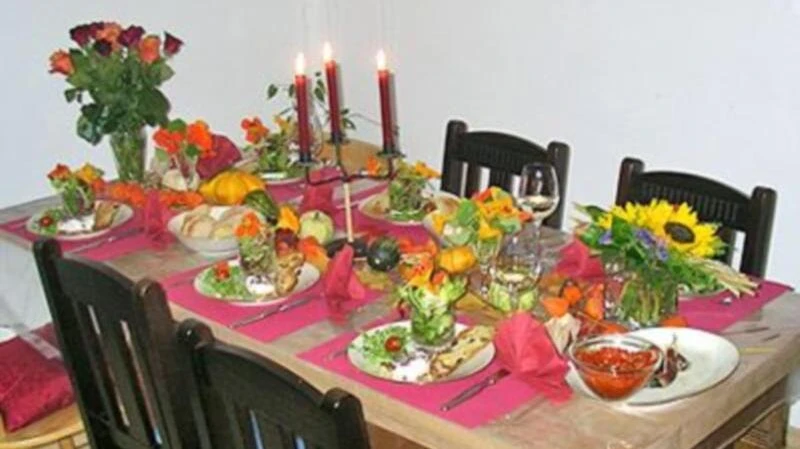 Gedeckter Tisch beim Jumping Dinner Gedeckter Tisch mit romantischer Dekoration