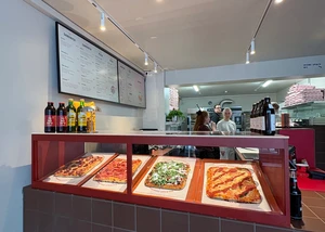 Verkaufstresen mit Pizza in der Auslage