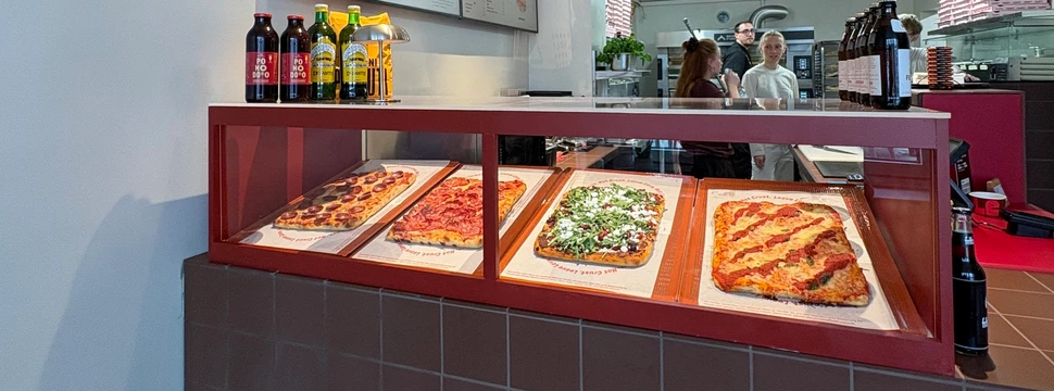 Verkaufstresen mit Pizza in der Auslage