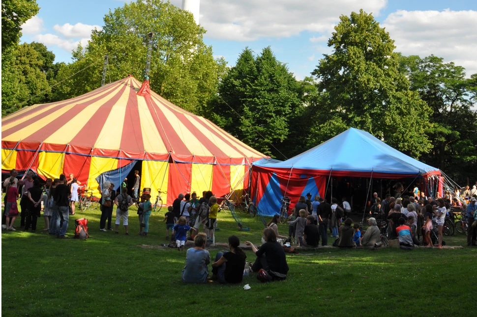 Das Bajazzozelt im Sternschanzenpark Das Bajazzozelt im Sternschanzenpark