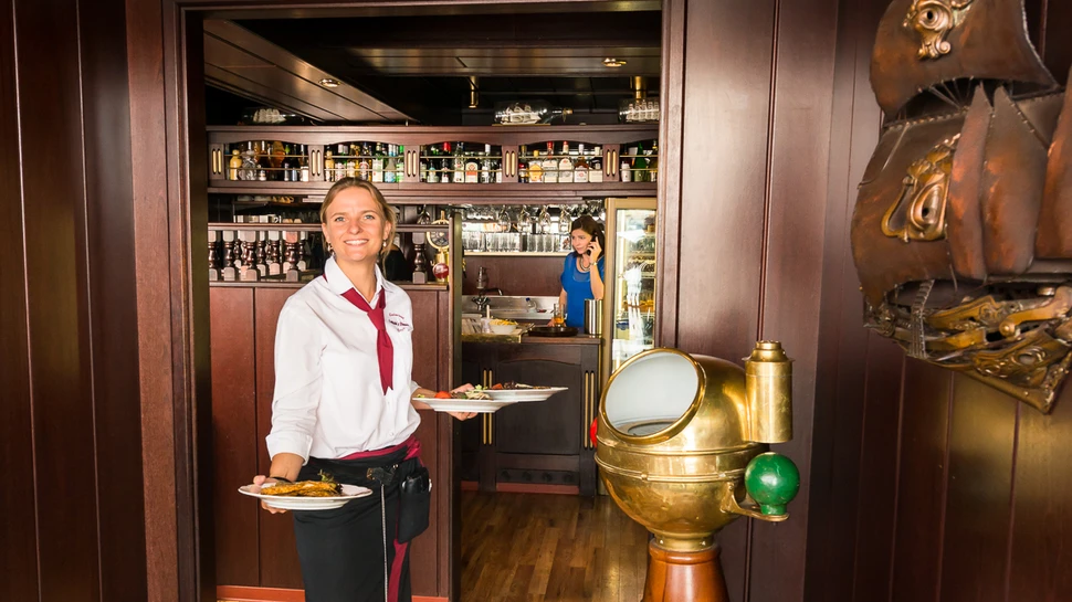 Service serviert leckere Gerichte