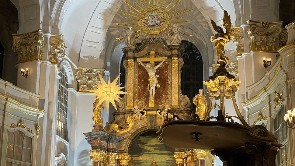 kunstvoll gestalteter Altar im Hamburger Michel