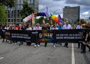 CSD in Hamburg mit Banner von Hamburg Pride